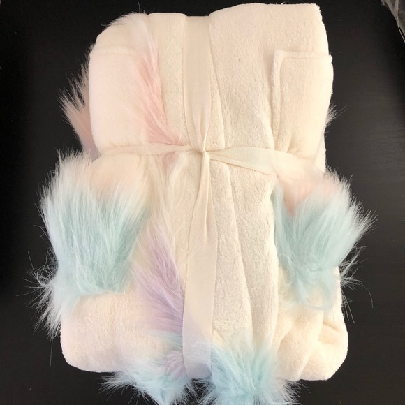 New PB Teen faux fur hooded unicorn robe - Picture 6 of 7